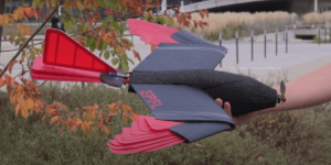 バイオミミクリーの発想！翼を羽ばたかせる鳥型ドローンを開発 – EPFL