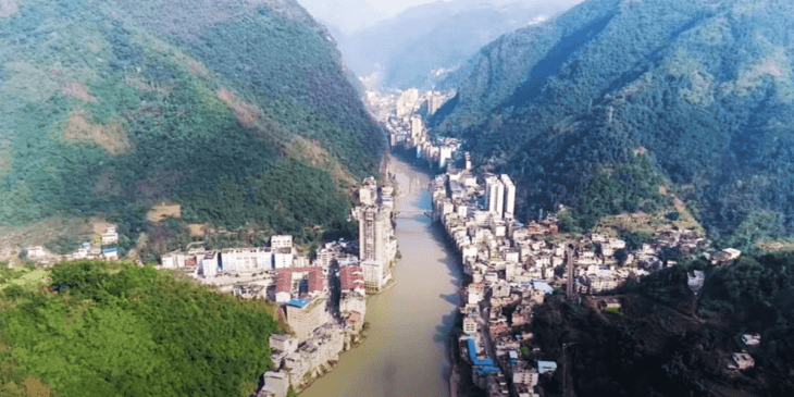 世界で最も細長い都市、中国雲南省のとある街のドローン映像