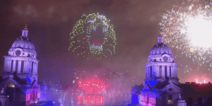 ロンドンにて、新年を祝うドローンライトショーが開催！花火も交えた空中芸術