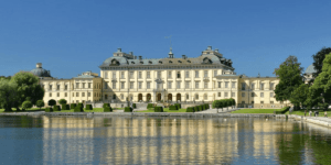 スウェーデンのドロットニングホルム宮殿にて、ドローンを飛ばした男性を逮捕