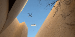 大阪万博の空を舞う太陽光パネルを大型ドローンが空中回収！建設業界の常識を打破