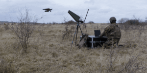 欧州のスタートアップが塗り替える空の防衛ルール！防衛側が先に破産する不都合な真実に挑む