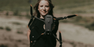 たった1通の｢冷やかしメール｣が人生を変えた。農業用ドローン操縦士サディ・コルセンのキャリア