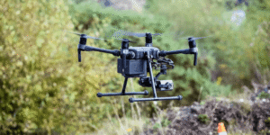 1台のドローンが数千万円の損失を防ぐ：盗まれた重機を奪還した「DJI Matrice 300」の教訓