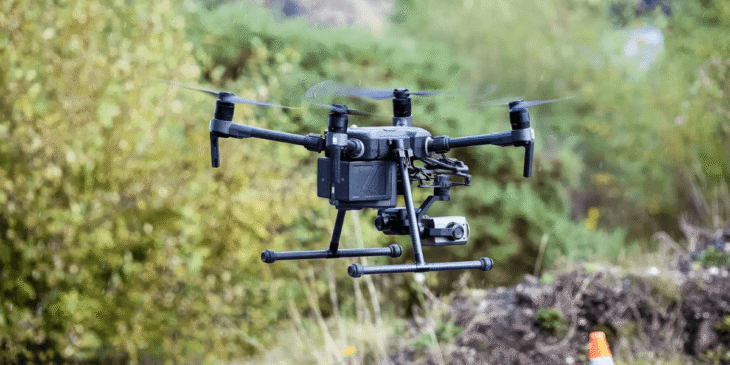 1台のドローンが数千万円の損失を防ぐ：盗まれた重機を奪還した「DJI Matrice 300」の教訓