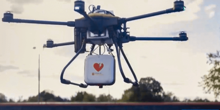 【空飛ぶ救急箱】ドローンがAEDを届ける時代へ！デューク大学の挑戦が変える「生死の5分間」