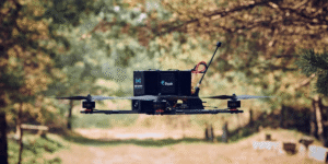 AIが変えた「死のコスト」ロシアのフリーランサーがClaudeで自律型ドローン群を開発した衝撃の事実