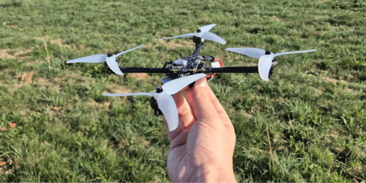 カメラもGPSもなし!わずか160gの目線で操作できる自作ドローン(動画あり)